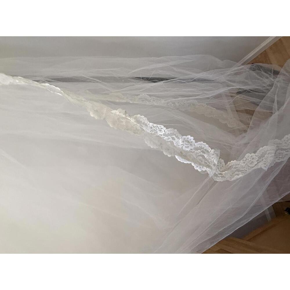 Very Long Vintage White Lace Trim Bridal Veil - Picture 6 of 14